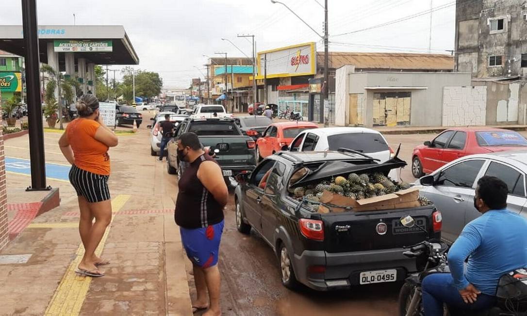 Moradores de Macapá fazem fila em postos de gasolina à procura por água potável Foto: John Pacheco / G1