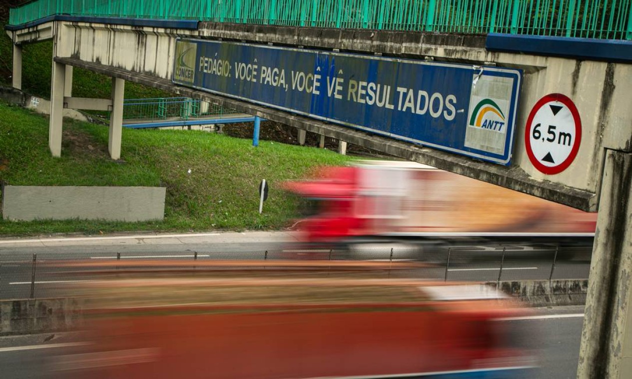Durante o tempo em que ficar sem concessionária, a rodovia não cobrará pedágio Foto: Hermes de Paula / Agencia O Glob / Agência O Globo