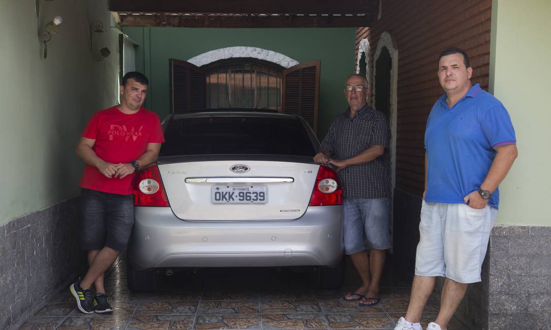 Marcelo (à esquerda), João e Márcio de Carvalho: uma família moldada pelo trabalho na fábrica da Ford Foto: Edilson Dantas / Agência O Globo
