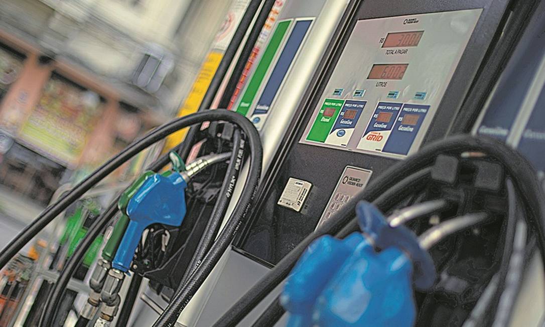 A Petrobras reduziu em o preço médio da gasolina em cerca de 2% nas refinarias. Foto: Brenno Carvalho/Agência O Globo
