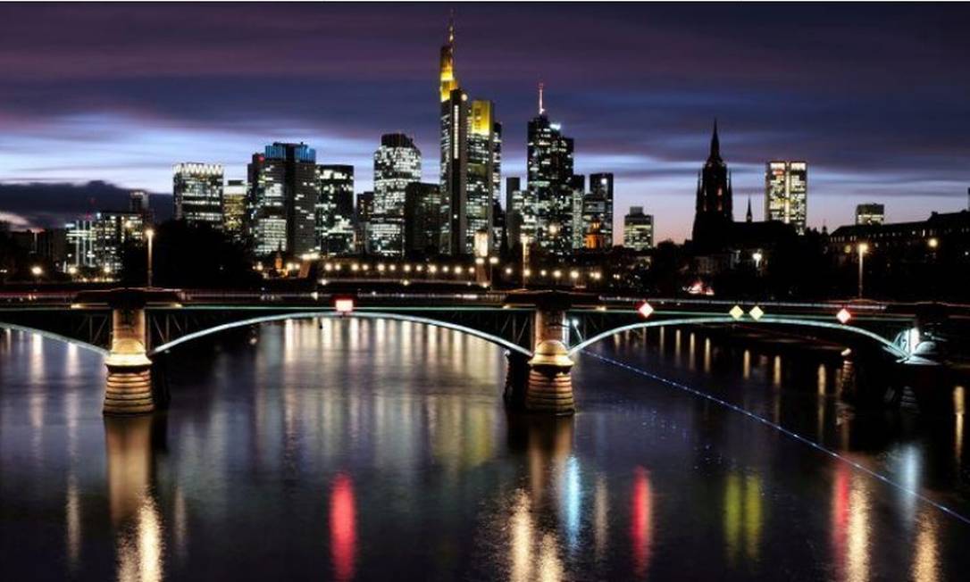 Distrito financeiro de Frankfurt, na Alemanha: país pretende atrair 400 mil trabalhadores estrangeiros qualificados por ano Foto: Reuters