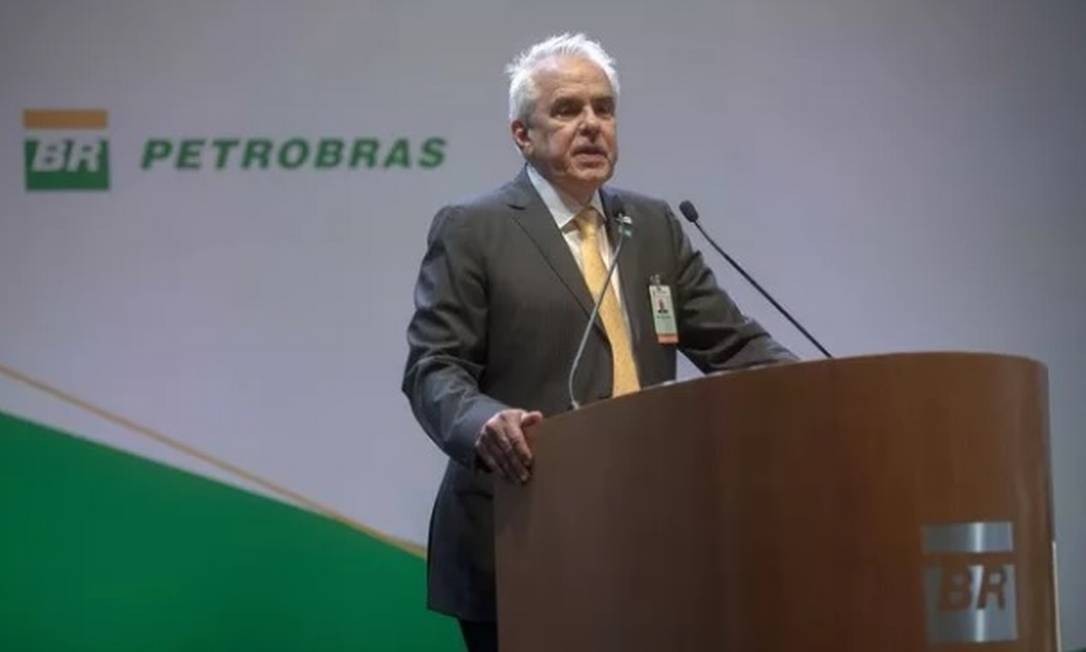 O presidente da Petrobras, Roberto Castello Branco, deve deixar o cargo, após desagradar a Bolsonaro com reajustes de combustíveis. Ele foi indicado por Guedes Foto: AFP
