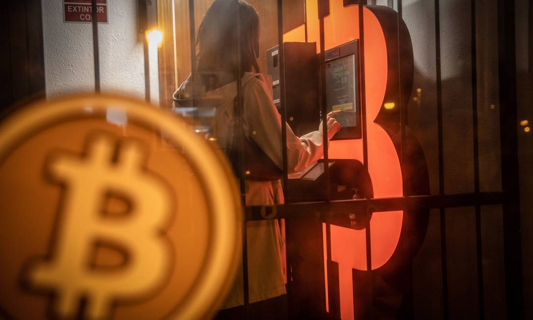 Bitcoin bate novo recorde ao atingir a marca de US$ 60 mil Foto: Angel Garcia / Bloomberg