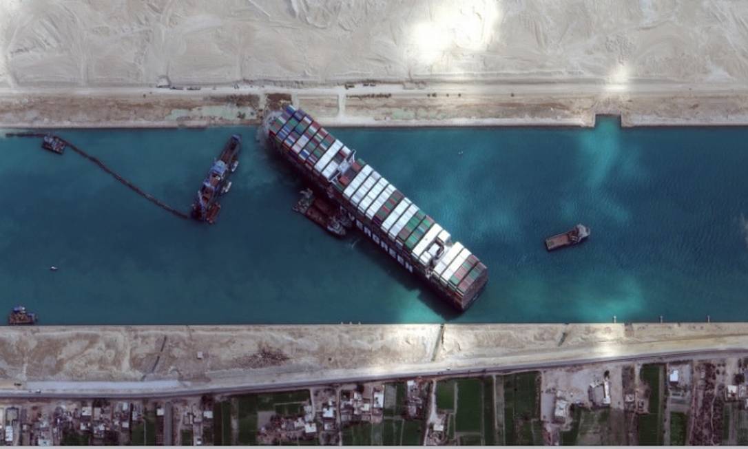 Vista aérea do cargueiro Ever Given, que continua encalhado no Canal de Suez Foto: Reuters 