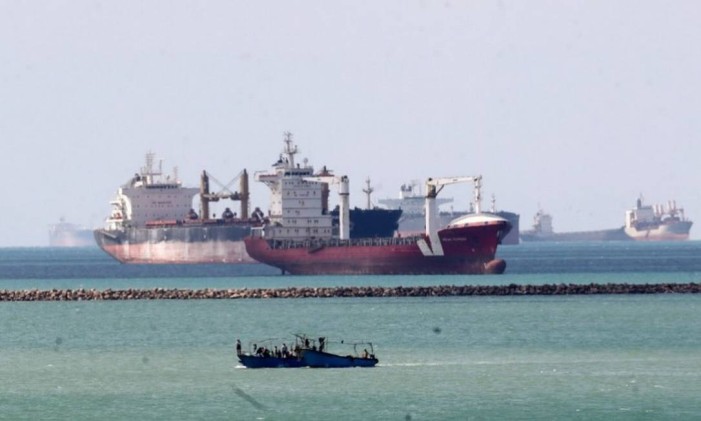 Navios e barcos são vistos na entrada do Canal de Suez, que foi bloqueado pelo navio porta-contêiner encalhado Ever Given, que continua encalhado Foto: Reuters