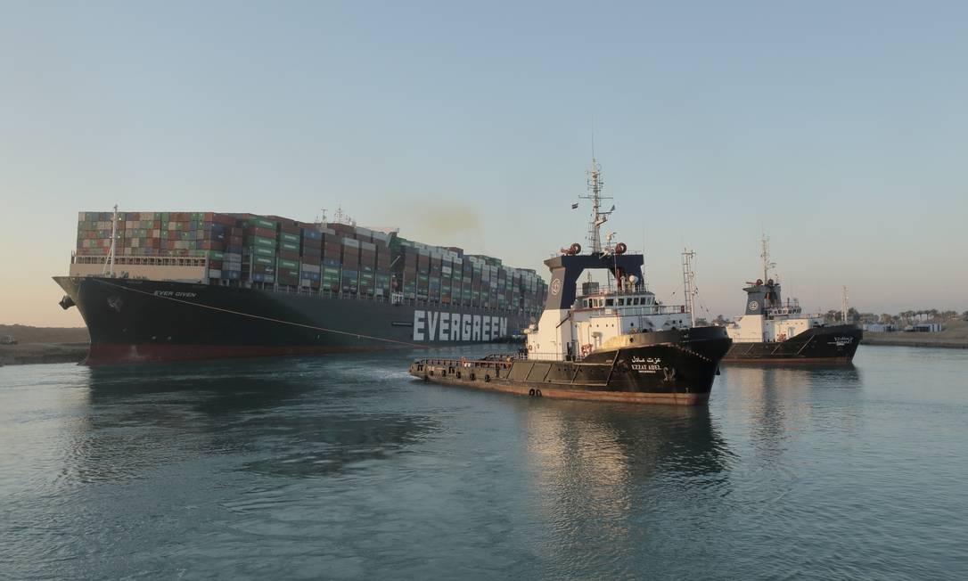 O navio Ever Given, um dos maiores porta-contêineres do mundo, é visto logo após ser desencalhado e começar a flutuar no Canal de Suez Foto: HANDOUT / VIA REUTERS