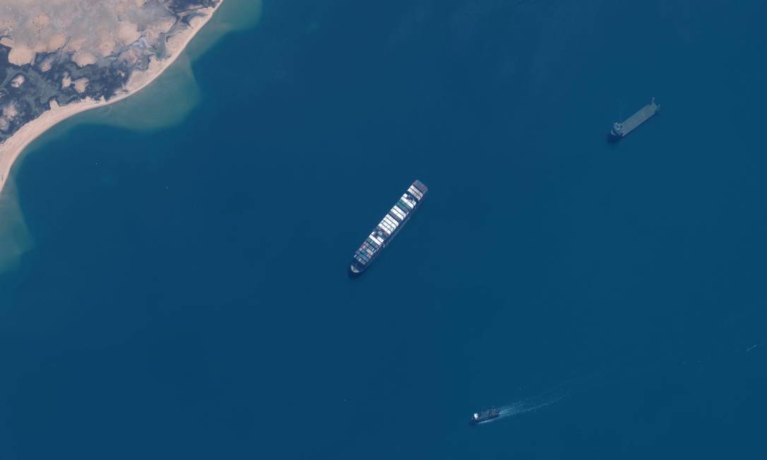 Imagem de satélite divulgada pela Maxar Technologies mostra uma visão geral do porta-contêiner Ever Given estacionado na área do Great Bitter Lake, no Canal de Suez Foto: Tom Willians / AFP