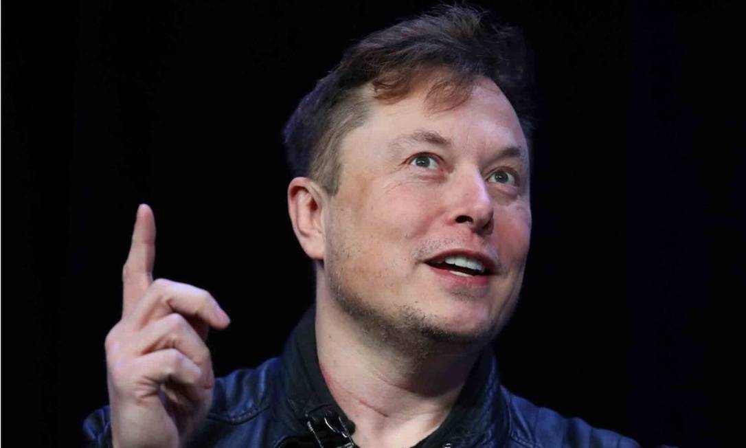 Elon Musk pergunta em sua página no Twitter se deve vender 10% de suas ações na Tesla. Ele diz que vai obedecer a decisão da enquete Foto: Bloomberg