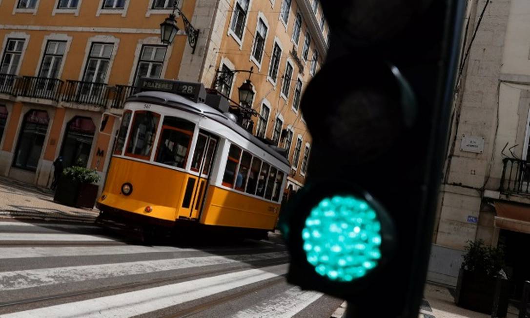 Bondinho circula próximo à Rua Augusta, em Lisboa Foto: Pedro Nunes/Reuters