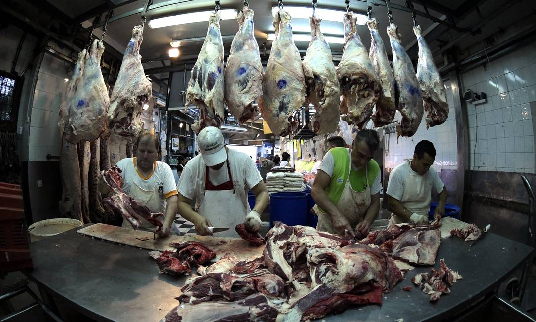 Argentina é o quarto maior exportador de carne bovina do mundo com cerca de 819.000 toneladas enviadas ao exterior em 2020. Funcionários cortam carne em um açougue de Buenos Aires. Foto: Juan Mabromata / AFP