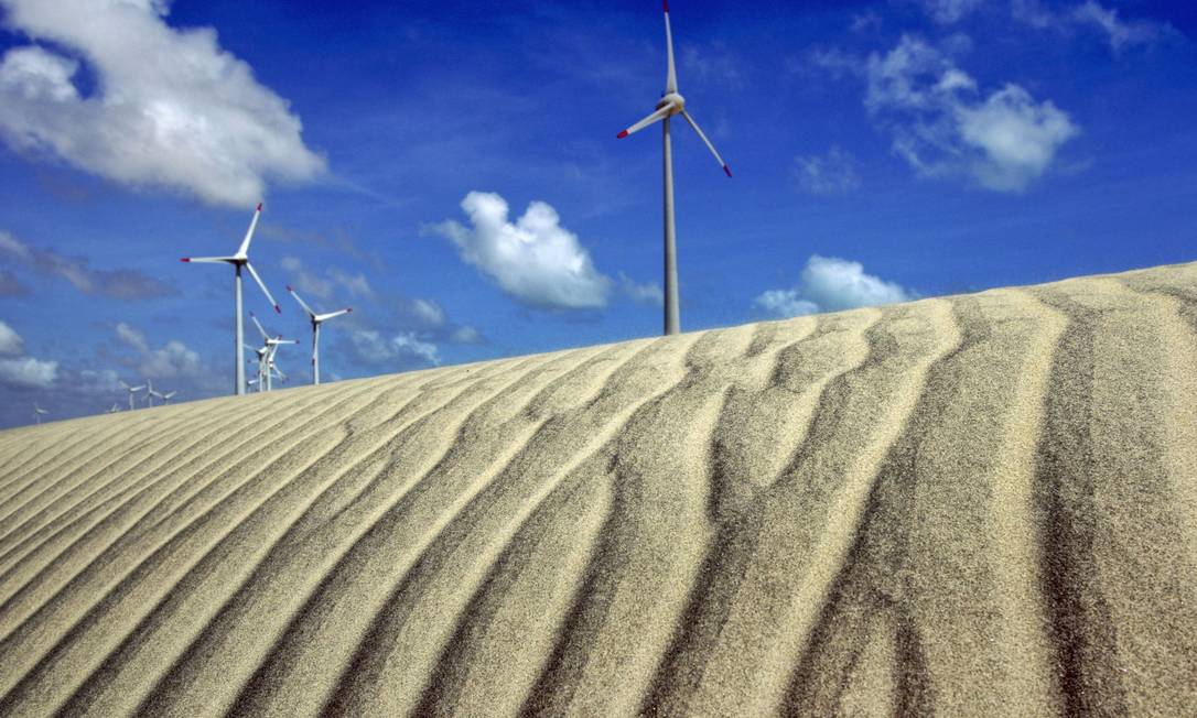 Aerogeradores produzem energia elétrica nas dunas de Beberibe, no Ceará, no parque eólico implantado pelo grupo GDF Suez: intermitência é ainda um limitador de fontes limpas Foto: Adriano Machado / Bloomberg