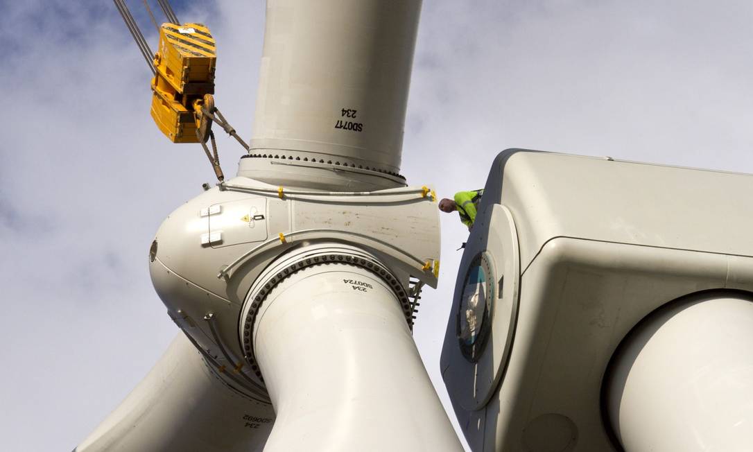 O aprimoramento de tecnologias de geração de energia eólica ampliou o investimento no segmento. Cerca de 15 mil empregos são gerados a cada 1 GW instalado Foto: Norm Betts / Bloomberg