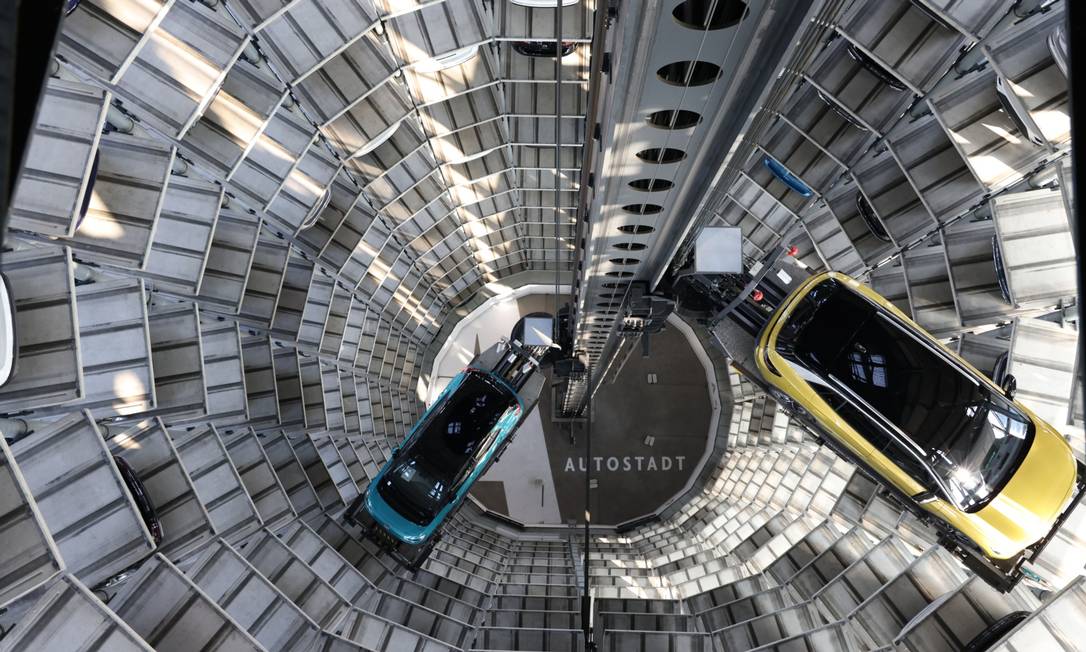 Modelos do novo SUV elétrico da Volkswagen na fábrica de Wolfsburg, na Alemanha: na Europa e nos EUA, carros com baterias são 10% das vendas Foto: Liesa Johannssen-Koppitz / Bloomberg