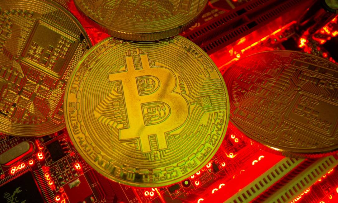 Mais famosa das criptomoedas, bitcoin teve queda firme na semana passada após chuva de notícias negativas. Foto: DADO RUVIC / REUTERS