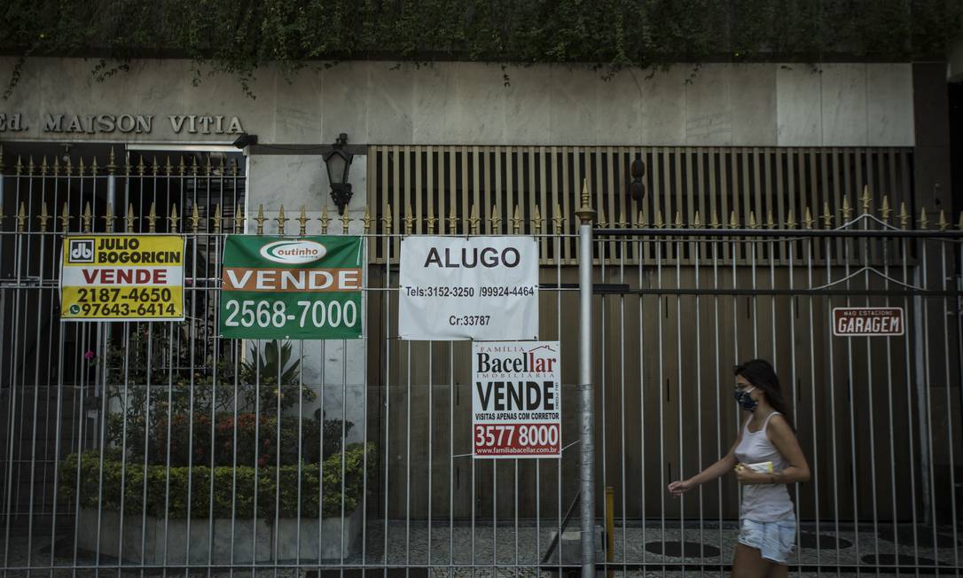 Diversos imóveis por toda a cidade com placas de VENDE-SE ou ALUGA-SE. Na foto edifício na Rua São Francisco Xavier, na Tijuca. Foto: Guito Moreto / Agência O Globo