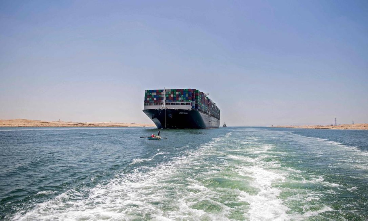 Depois de quase quatro meses, o porta-containeres Ever Given, que ficou encalhado no Canal de Suez por seis dias em março, levantou âncora depois que as autoridades egípcias e o proprietário japonês do navio assinaram um acordo para liberar a embarcação. Foto: MAHMOUD KHALED / AFP