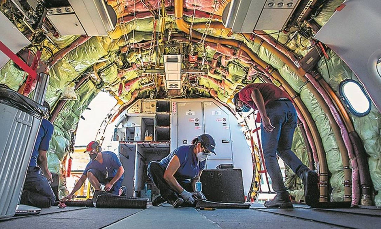 Funcionários do centro de manutenção da Latam, em São Carlos (SP): aérea contratou 80 mecânicos para renovação da frota de aviões Foto: Edilson Dantas / Agência O Globo