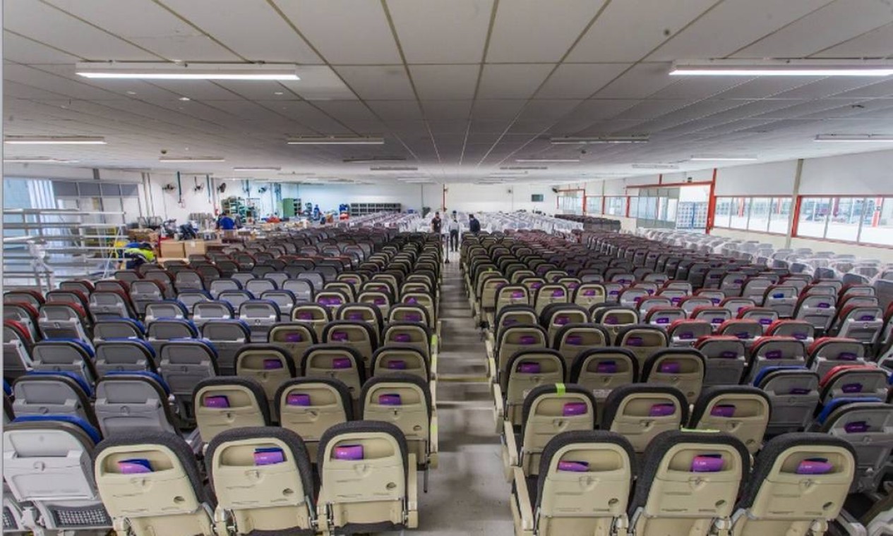 Os atuais assentos de aeronaves de corredor único por poltronas que possuem tomadas USB Foto: Edilson Dantas/Agência O Globo