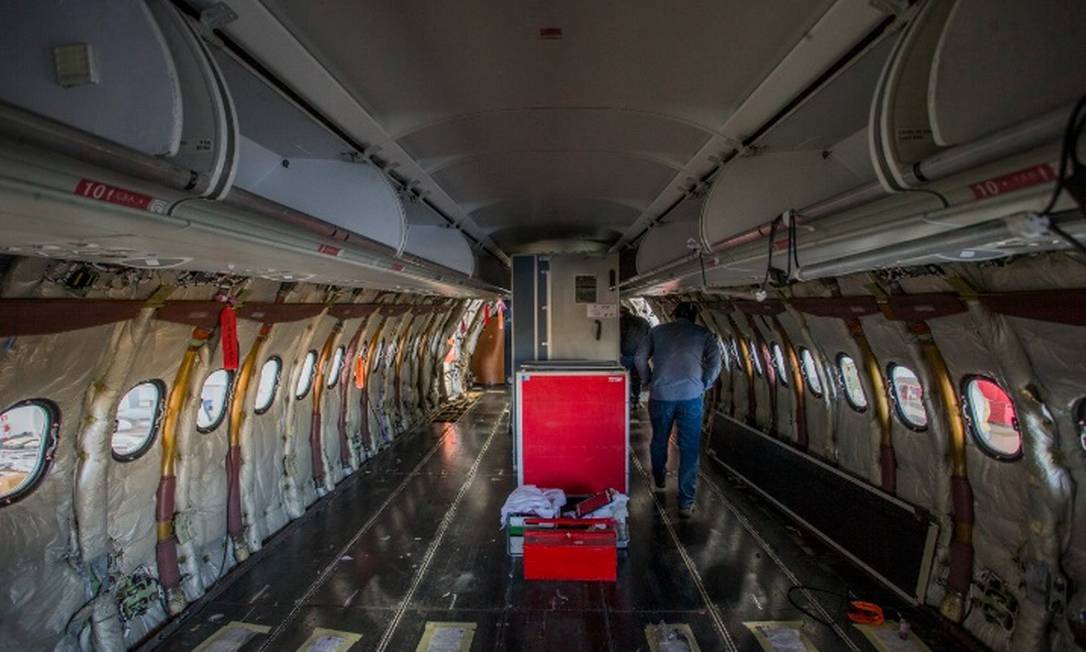 Um den Passagieren mehr Platz zu geben, wird der Besatzungsraum unten reduziert Foto: Edilson Dantas / Agência O Globo