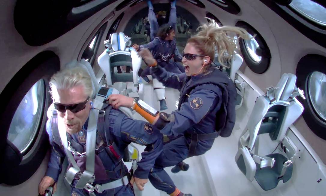 O voo de teste de Sir Richard Branson no domingo veio nove dias antes do primeiro voo de Jeff Bezos a bordo de um foguete de sua empresa, a Blue Origin Foto: Virgin Galactics / via Reuters