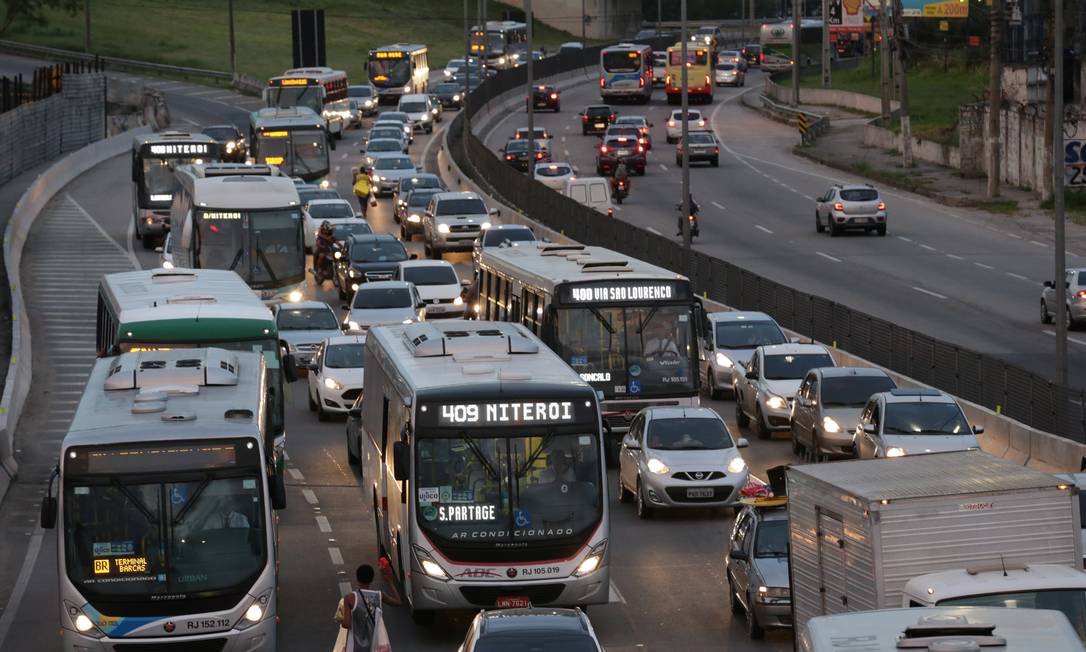 Discórdia: Concessionárias de ônibus regulares fazem pressão junto a órgãos reguladores para barrar atuação de 'apps' Foto: Márcio Alves / Agência O Globo