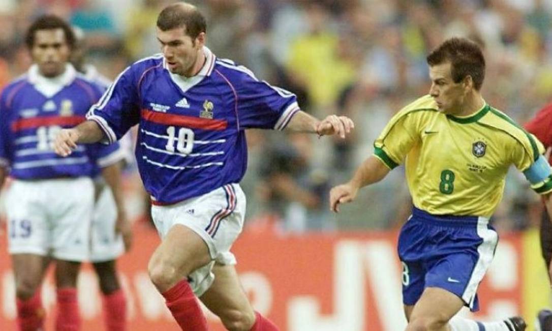 Zidane marcou dois gols na final da Copa de 98 contra o Brasil Foto: AFP