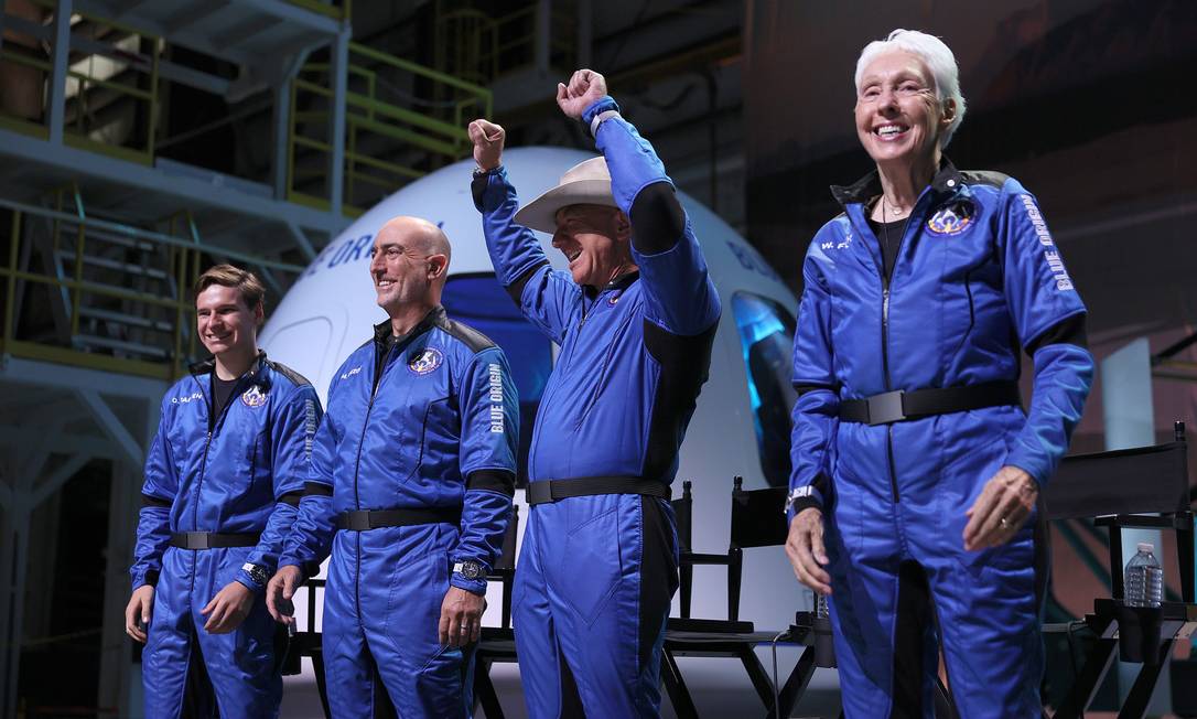 Na viagem histórica da Blue Origin, Bezos esteve acompanhado de mais três tripulantes: seu irmão Mark Bezos, a pioneira espacial Wally Funk, de 82 anos, e o estudante de apenas 18 anos Oliver Daemen. Os dois útimos são a pessoa mais velha e a mais nova a irem para o espaço. Foto: JOE RAEDLE / AFP