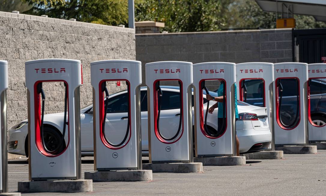 Veículos da Tesla em estações de carregamento Foto: David Paul Morris / Bloomberg