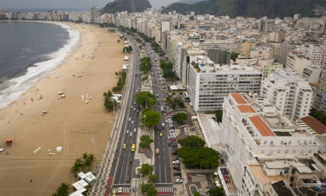Beira-mar: Venda de parcela da União em imóveis construídos em terrenos da Marinha inclui bens em Copacabana Foto: Pablo Jacob / Agencia O Globo