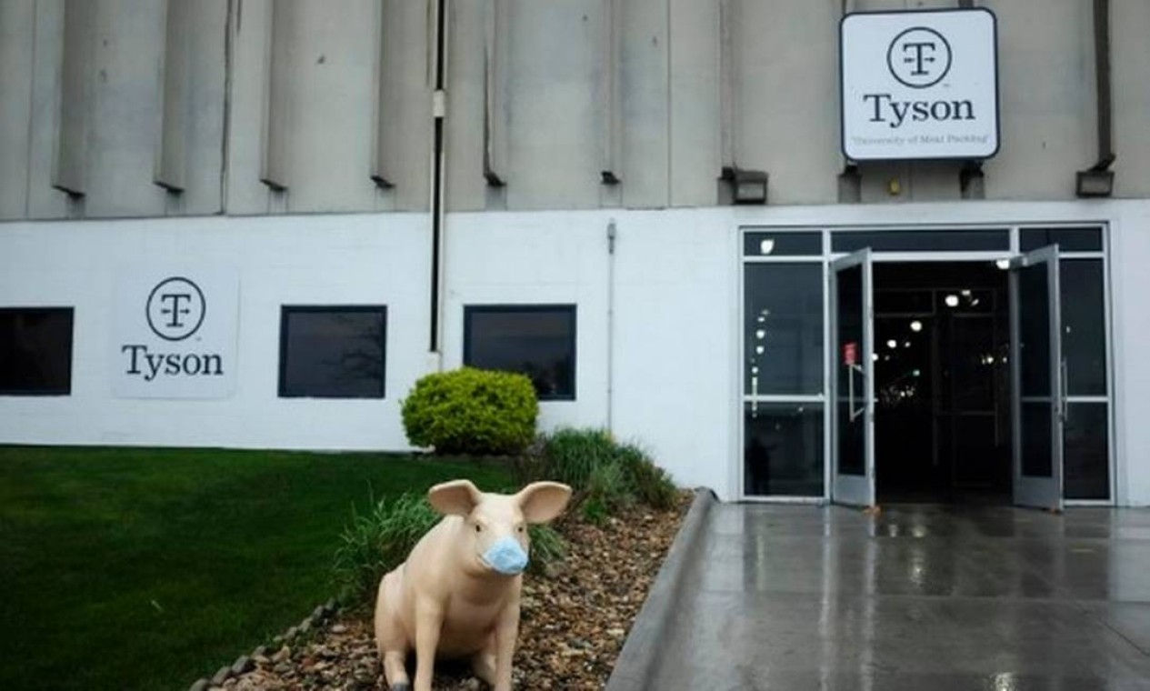 Estátua de um porco com máscara facial foi colocada em frente da Tyson Foods em Waterloo, Iowa. Empresa exigirá comprovante de vacinação em todas as unidades nos EUA. Foto: Daniel Acker / The New York Times