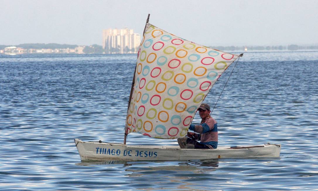 Com a falta de gasolina, os pescadores dependem do vento para mover seus barcos nas águas do Rio Maracaibo Foto: LUIS BRAVO / AFP