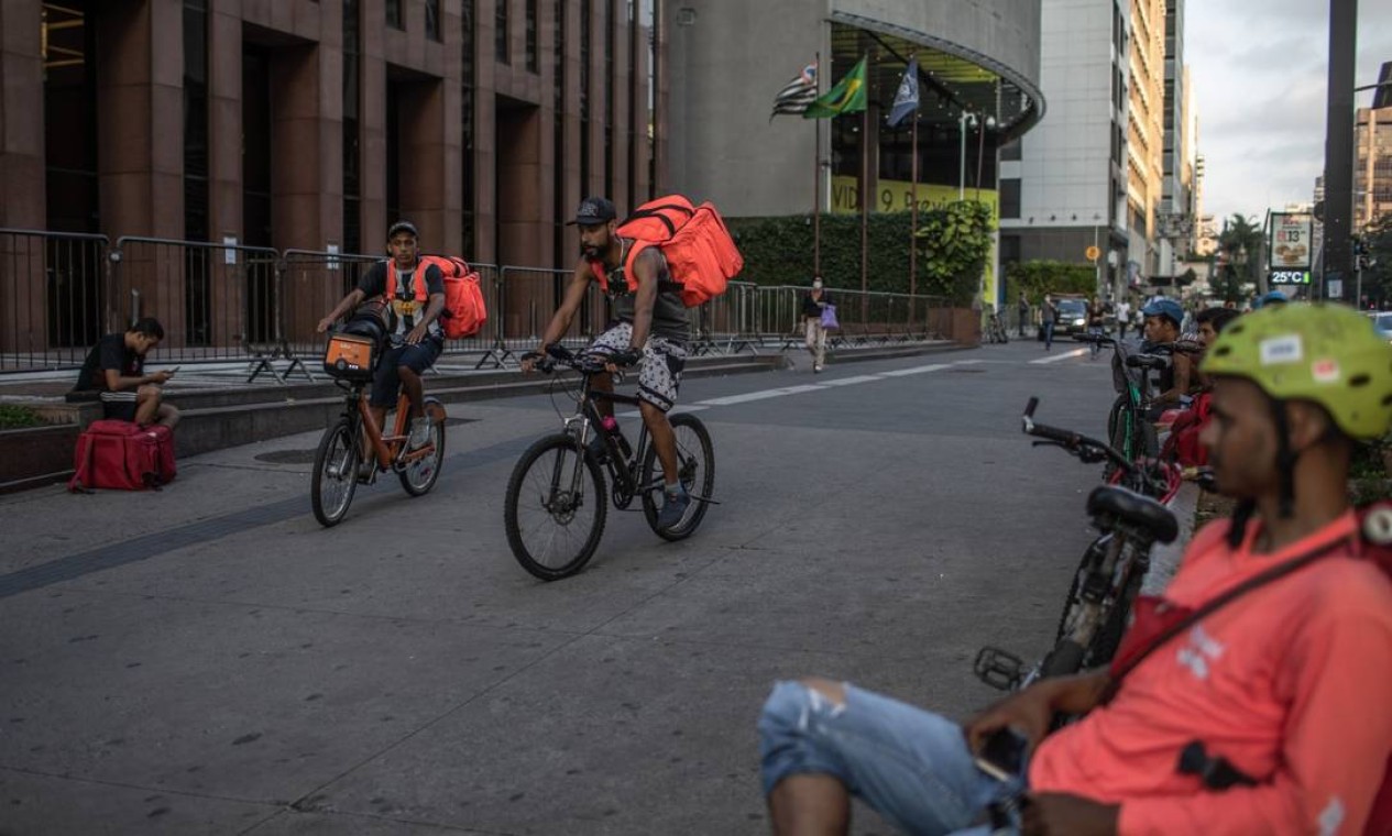 Aplicativos terão seu próprio MEI: governo quer exigir contribuição de motoristas e entregadores