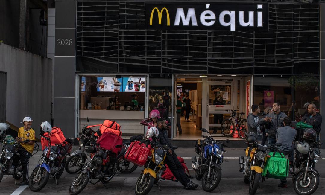 Entregadores na frente de uma loja do McDonald's em São Paulo Foto: Victor Moriyama / Bloomberg