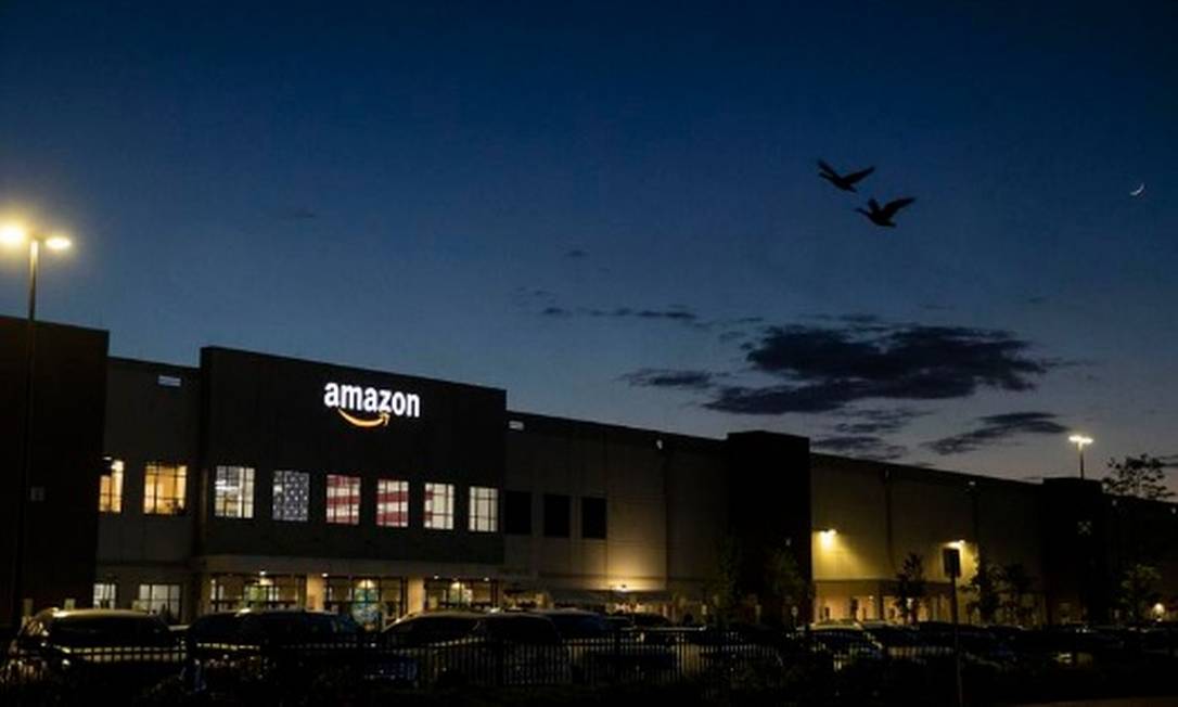 Um centro de distribuição da Amazon em Staten Island, em Nova York. Gigante do e-commerce ultrapassou o Walmart em vendas Foto: Dave Sanders/The New York Times