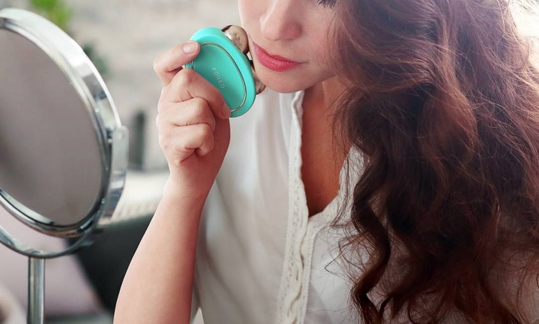 A beauty tech Foreo lançou o Bear, aparelho que funciona através de um aplicativo e permite tratar a pele do rosto. Pelo celular é possível acionar microcorrentes de eletroestimulação de baixa intensidade para que as células sejam revigoradas, permitindo um aspecto mais saudável. Foto: Divulgalção