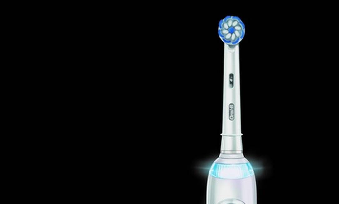 A Oral-B lançou a escova elétrica Genius X com inteligência artificial que ajuda na escovação. Pelo celular, o app gera um gráfico com o progresso do da escovagem, aconselha e permite personalizar as definições. O app indica as áreas e o tempo correto que devem ser escovadas . Foto: Divulgação