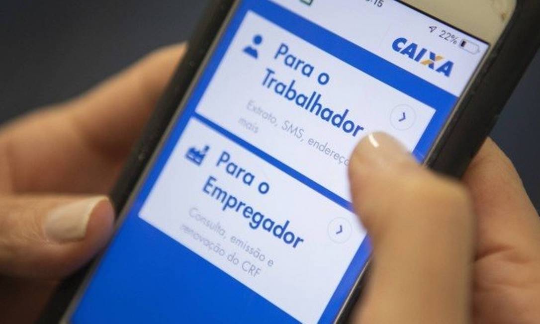 O trabalhador pode consultar o saldo do Fundo de Garantia no aplicativo Foto: Agência O Globo