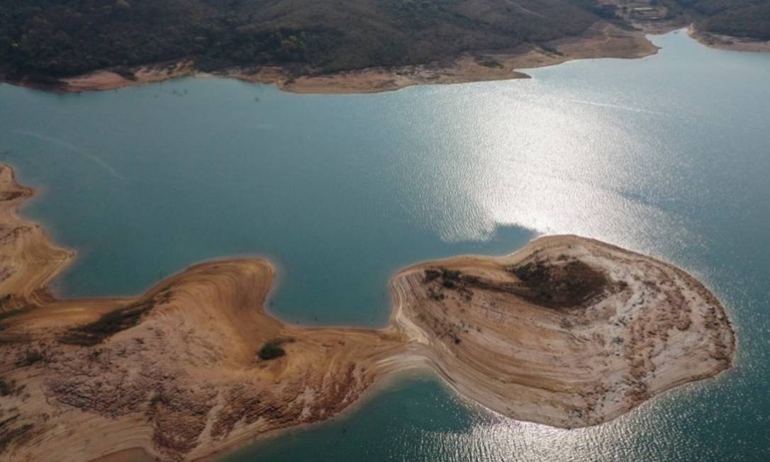 Lago da hidrelétrica de Furnas, em Minas Gerais, que chegou a 18% de sua capacidade Foto: Joel Silva/ Agência O Globo