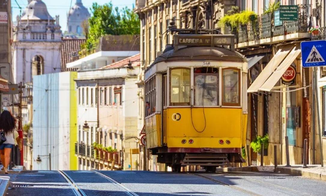 Bonde em ladeira de Lisboa: com reabertura para turistas brasileiros, busca por passagens para Portugal triplicaram Foto: Pixabay