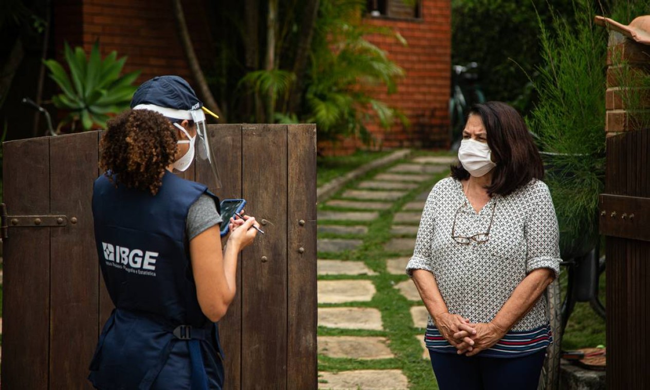 Moradores de Paquetá recebem recenseadora do IBGE no primeiro teste para o Censo de 2022 Foto: Hermes de Paula / Agência O Globo