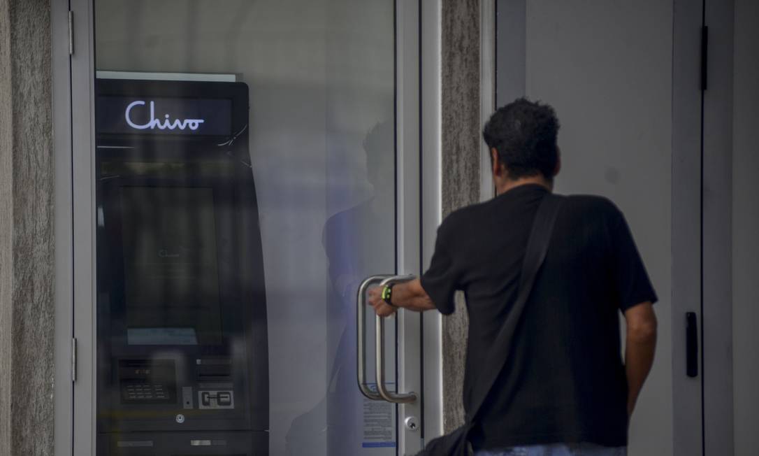 Governo salvadorenho vai instalar 200 caixas eletrônicos para retirada do Chivo Bitcoin, a criptomoeda que começou a valer hoje no país Foto: Camilo Freedman / Bloomberg
