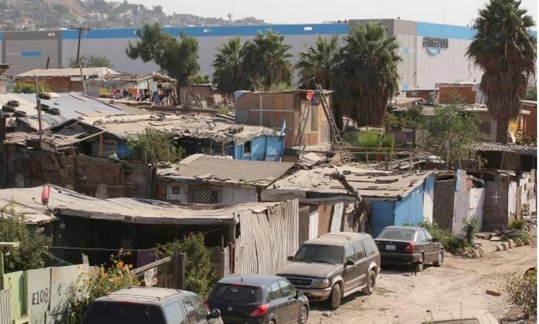 Amazon construye un centro de distribución cerca de la favela y expone desigualdades