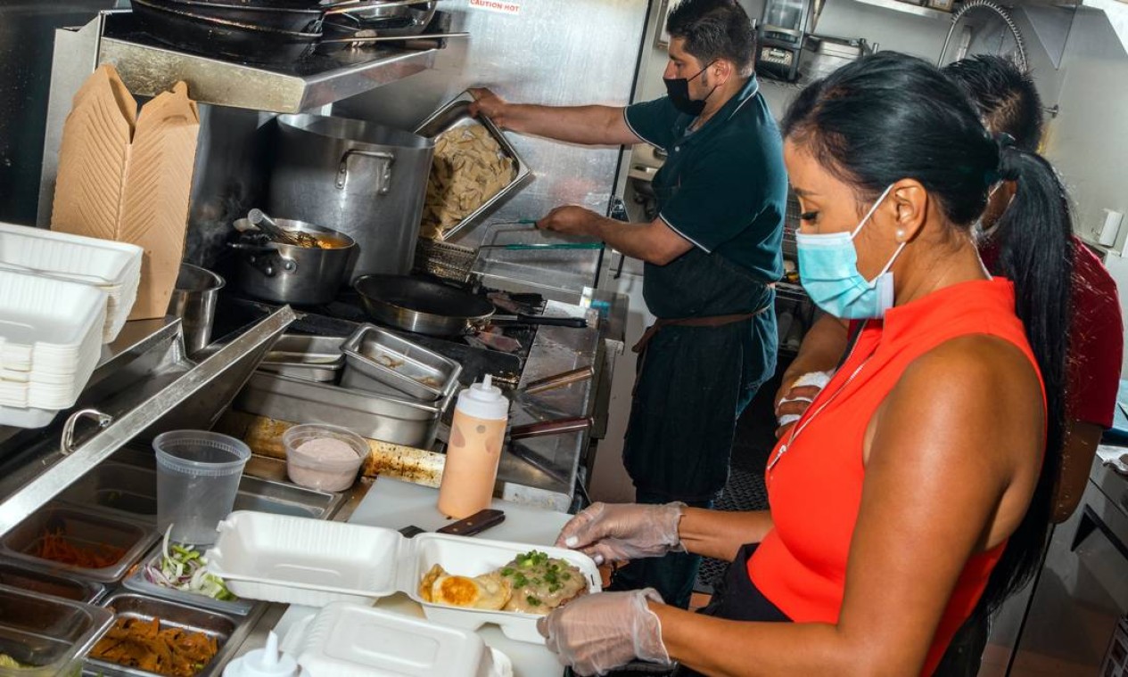 Reina Montenegro na cozinha de seu restaurante, Chef Reina, em Brisbane, Califórnia. O restaurante é especializado em pratos veganos filipinos. Foto: Kelsey McClellan/The New York Times