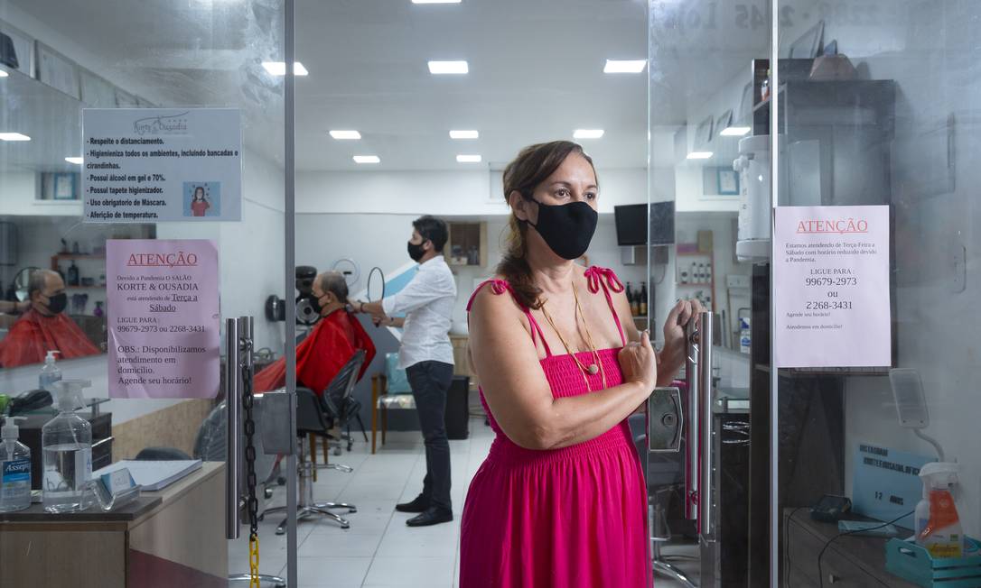 Custos maiores: Darli Lozano, dona de salão de beleza na Tijuca, diz que não conseguiu repassar a alta dos insumos Foto: Leo Martins / Agência O Globo