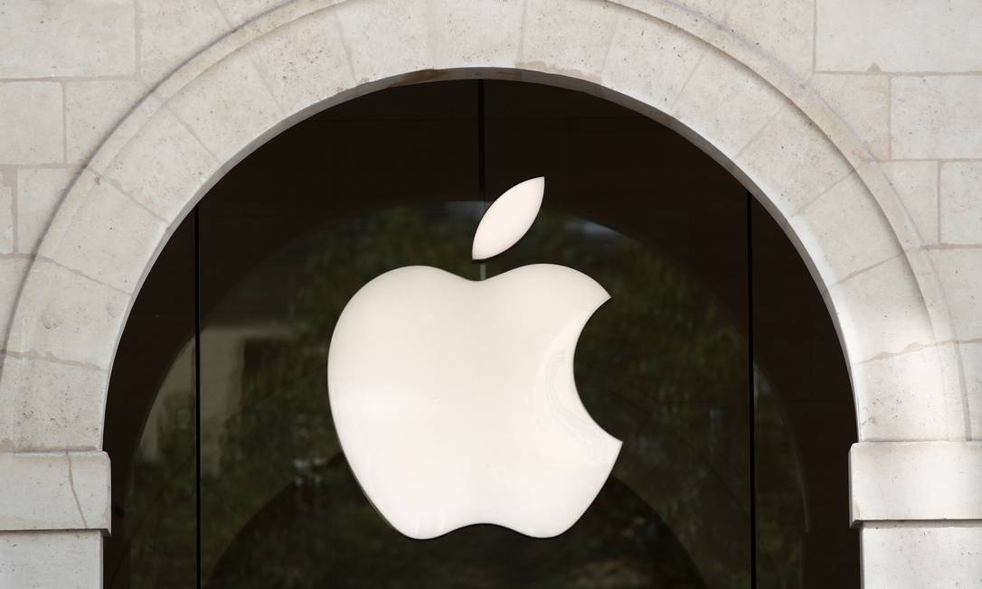 Logo da Apple em uma loja em Paris Foto: GONZALO FUENTES / REUTERS