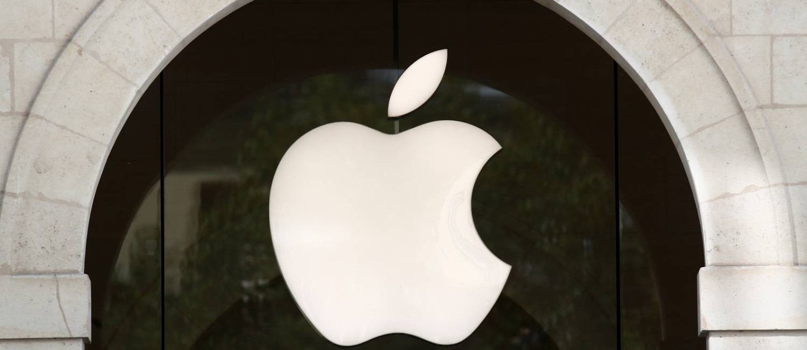 Logo da Apple em uma loja em Paris: empresa está prestes a valer US$ 3 trilhões Foto: GONZALO FUENTES / REUTERS