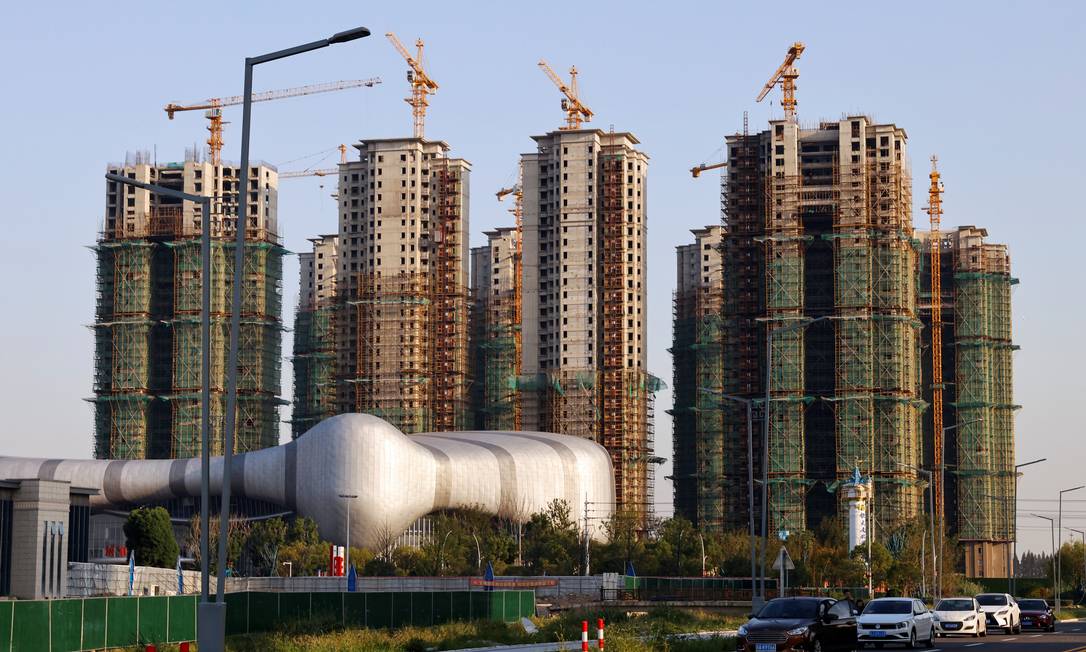Edifícios residenciais em construção são vistos na Evergrande Cultural Tourism City, um projeto desenvolvido pelo grupo Evergrande, em Taicang, na província de Jiangsu, na China Foto: Aly Song / Reuters