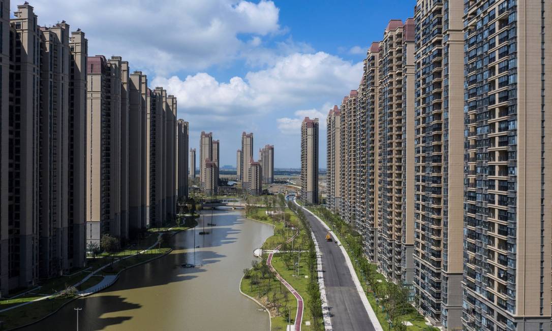 Edifícios de apartamentos em um empreendimento imobiliário e de desenvolvimento turístico construído pela Evergrande em Qidong, província de Jiangsu, na China Foto: Qilai Shen / Bloomberg
