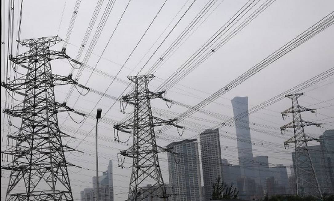 Torres de transmissão de eletricidade perto do Distrito Central de Negócios de Pequim, China Foto: Tingshu Wang/ Reuters