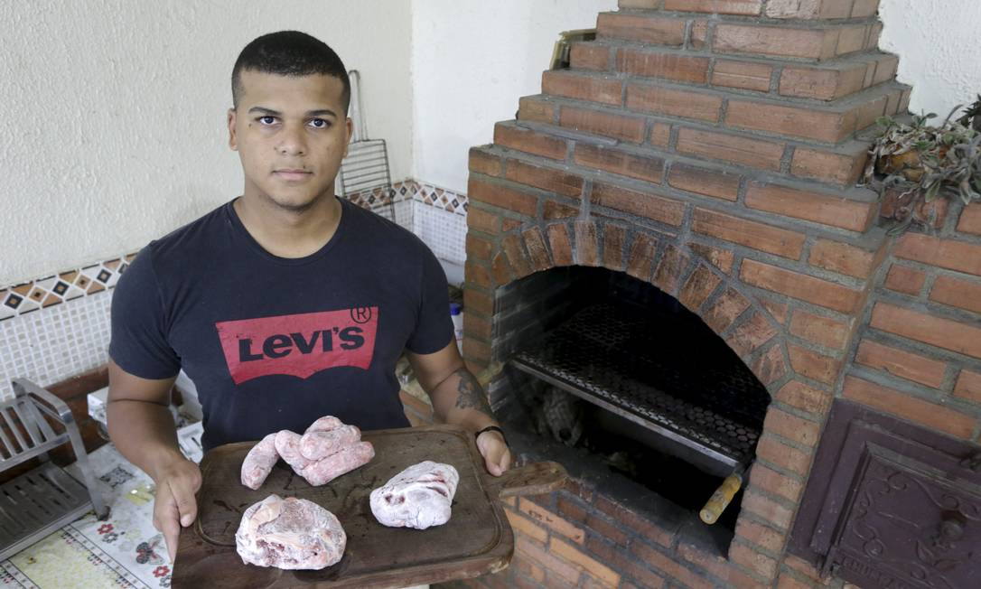 "Diminui muito a vontade de fazer um churrasco, o preço está inviável", conta o estudante João Pereira, de 22 anos Foto: Domingos Peixoto / Agência O Globo